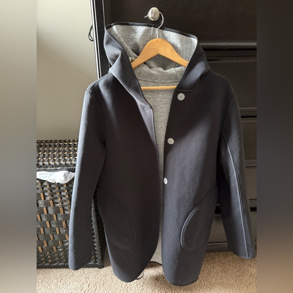 Lululemon Urban Horizons reversible jacket sz M
Black and Grey
